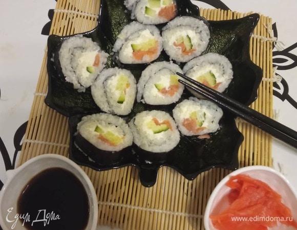 Подавать с маринованным имбирем и соевым соусом. Приятного аппетита!