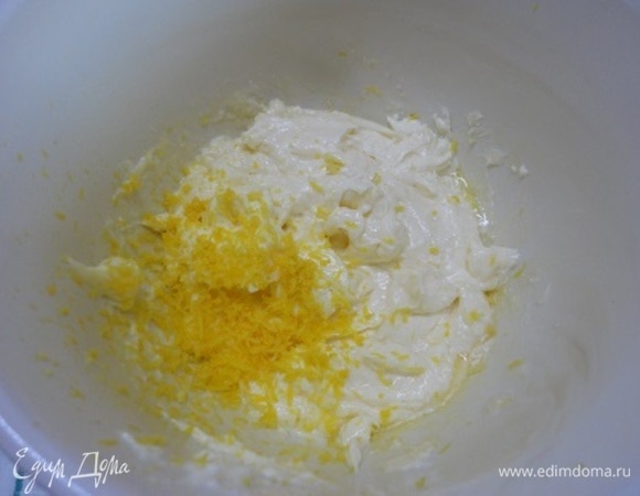 Включаем духовку для разогрева на 180°C. Смешиваем творог, сахар, ванильный сахар, соль, яйцо и пробиваем все погружным блендером. Добавляем мягкое сливочное масло и цедру одного лимона, а затем перемешиваем.