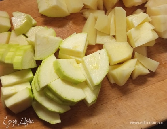 Нарезать картофель и кабачки произвольно.