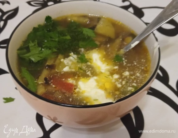 В кипящую воду выложить картофель и грибы с луком, через пару минут после закипания добавить коренья, варить все 10 минут на маленьком огне, добавить кабачок и нарезанные помидоры и довести до кипения, убавить огонь. Готовить еще 10 минут. Посолить и поперчить по вкусу. Подавать со сметаной и рубленой зеленью. Приятного аппетита!