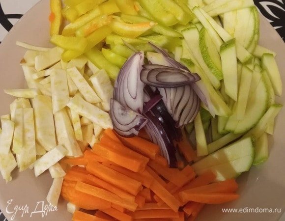 Сначала подготовим все овощи. Красный лук режем перьями, остальные овощи — брусочками.