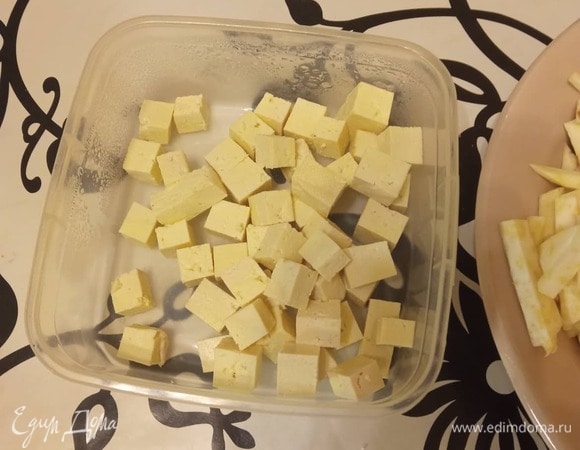 Тофу режем некрупным кубиком. Раскаляем вок, добавляем 1 ст. л. растительного масла, быстро обжариваем тофу, постоянно помешивая, до румяного цвета. Откидываем на бумажное полотенце, чтобы дать стечь лишнему жиру. К сожалению, у меня не получилась фотография обжарки, но в этом нет ничего сложного.