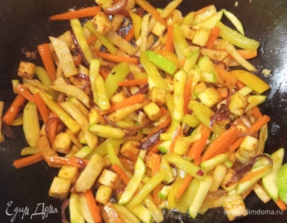 В половине стакана теплой воды разводим пасту мисо. В другой емкости разводим крахмал в 1/3 стакана воды. Возвращаем в овощи тофу, вливаем мисо, помешивая, готовим 1–2 минуты. Проверяем на соль. Если недостаточно, добавляем соевый соус. Вливаем крахмал и прогреваем, пока соус не загустеет и овощи не станут глянцевыми. Снимаем с огня.