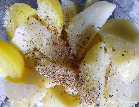 Картофель очистить, нарезать ломтиками, отварить в течение 7 минут после закипания без добавления соли. Откинуть на дуршлаг, остудить под холодной водой. Посыпать солью и перцем. Перемешать.