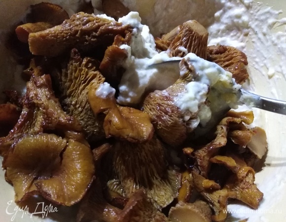 Грибы отварить в соленой воде. Остудить. Смешать с соусом.