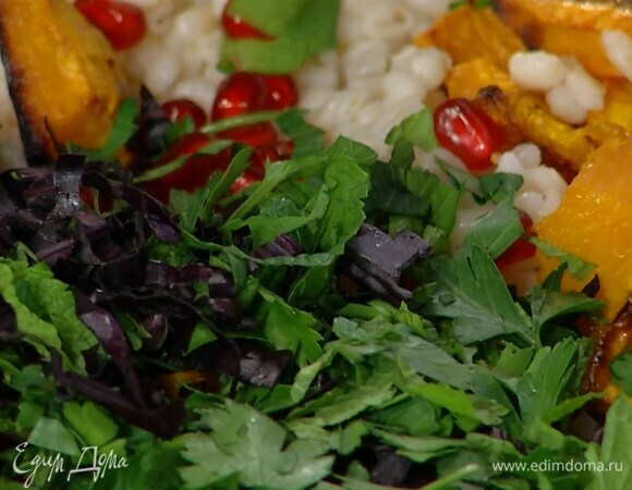 Всю зелень мелко порубить.