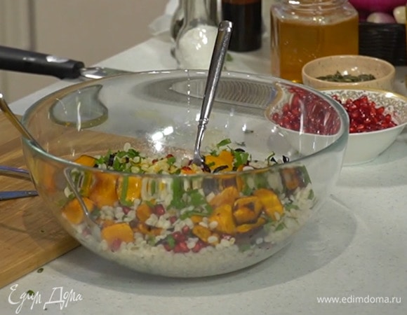 Готовую перловку и теплую тыкву выложить в глубокую миску, добавить зерна граната, измельченную зелень, все перемешать.