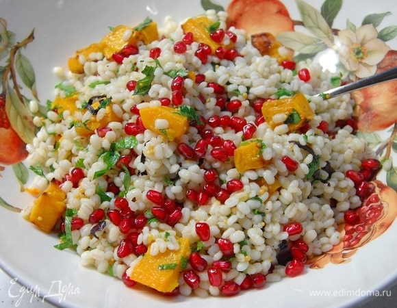 Посыпать салат цедрой апельсина, полить заправкой и перемешать.