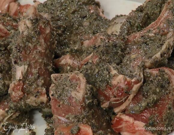 Ребра смазать маринадом и дать постоять 15 минут при комнатной температуре или отправить на пару часов в холодильник.