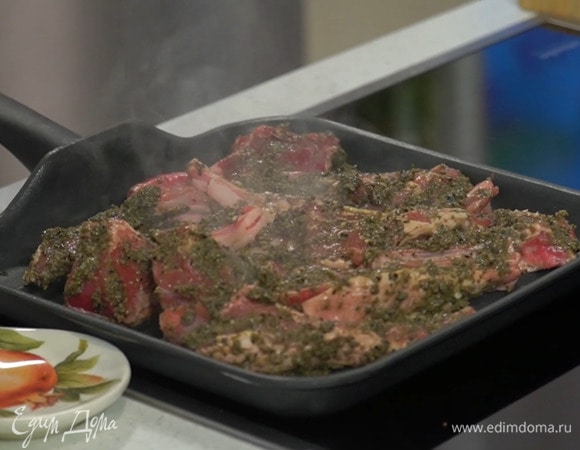 На разогретой сковороде-гриль пожарить замаринованное мясо с одной стороны.
