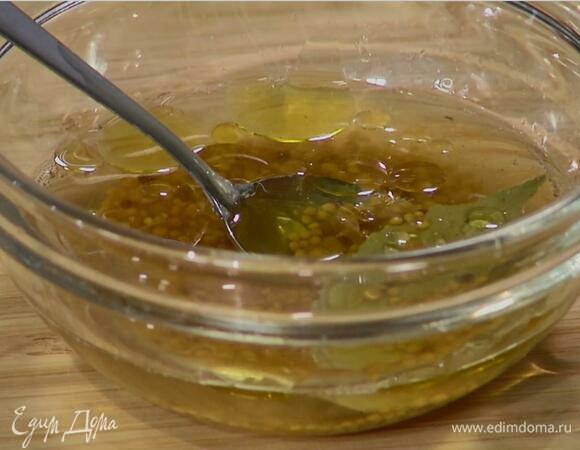 К белому вину влить оливковое масло, добавить горчицу, лавровый лист и перемешать.