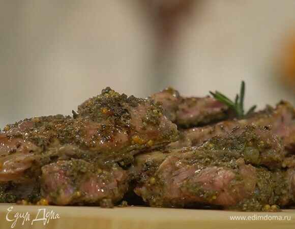 Готовое мясо выложить на деревянную или прогретую в духовке керамическую доску, украсить веточками розмарина.