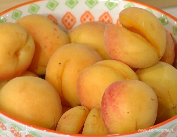 Абрикосы слегка надрезать и удалить косточку так, чтобы они остались целыми.