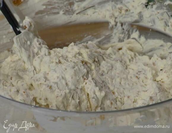 Приготовить крем: сливочный сыр размять в глубокой миске и порциями добавлять взбитые сливки, каждый раз вымешивая лопаткой, затем взбить все на невысокой скорости блендером с насадкой-венчиком, всыпать фисташки и половину печенья, раскрошенного руками, все перемешать.