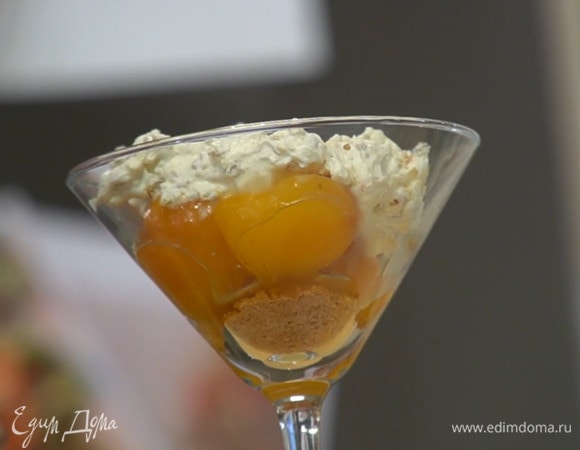 На дно прозрачных бокалов выложить немного раскрошенного печенья, пару абрикосов и крем, украсить десерт абрикосами с карамельным соусом, оставшимся раскрошенным печеньем, веточками тимьяна и отправить в холодильник.