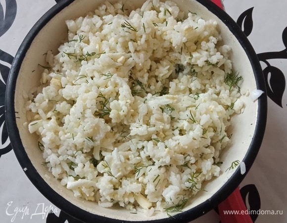 Рис отвариваем в подсоленной воде почти до готовности. Промываем холодной водой, даем немного остыть. Мелко рубим отваренные вкрутую яйца, трем пармезан на мелкой терке или используем уже натертый, мелко шинкуем укроп и все перемешиваем.
