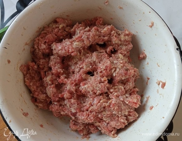Хлеб замачиваем в молоке и пропускаем через мясорубку вместе с говядиной (и луком, если хотите). Или обжариваем мелко нашинкованный лук в горячем растительном масле 3 минуты. Добавляем в фарш. Хорошенько вымешиваем фарш, солим и перчим.