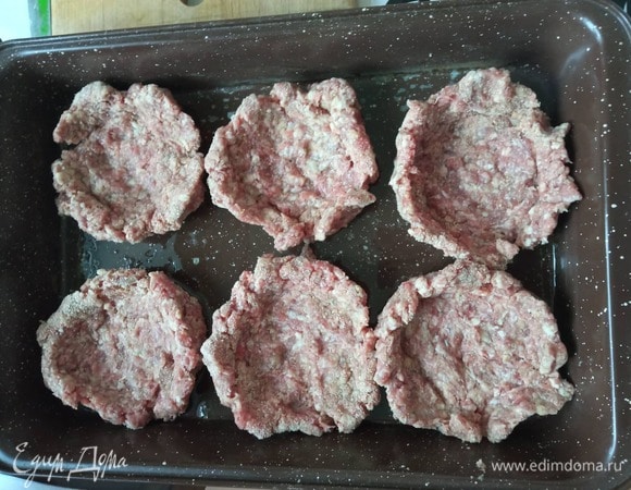 Из фарша сформировать биточки. Я сделала 6. Получились довольно большие. Обвалять в сухарях. Сформировать гнезда. Выложить в смазанную растительным маслом форму для запекания.