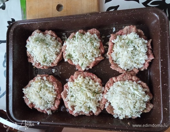 Внутрь каждого гнезда положить рис. Сверху посыпать натертой на крупной терке моцареллой. Я накрыла фольгой. В рецепте это не указывалось, но мне показалось, что так будет лучше. На ваше усмотрение. Главное, фольгу сделать куполом, чтобы сыр не прилип. Отправить в разогретую до 180°C духовку на 30–40 минут. Зависит от духовки. Подавать как самостоятельное блюдо или с овощами/овощным салатом. Приятного аппетита!