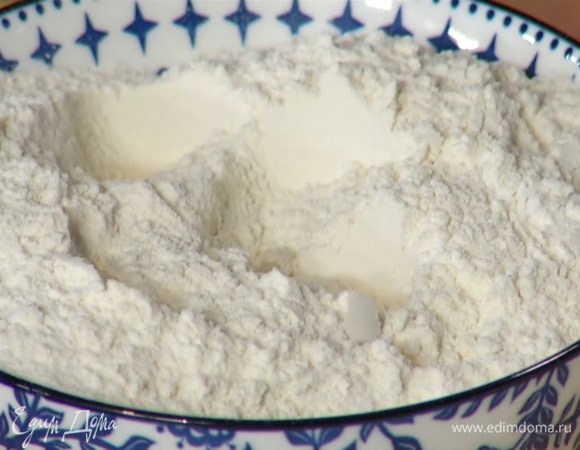 Муку перемешать с содой, разрыхлителем и солью.