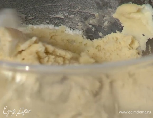 Сахар, яйцо и ванильный экстракт поместить в чашу комбайна и взбить, затем понизить скорость, добавить предварительно размягченное сливочное масло, порциями всыпать муку с разрыхлителем и все вымешать.