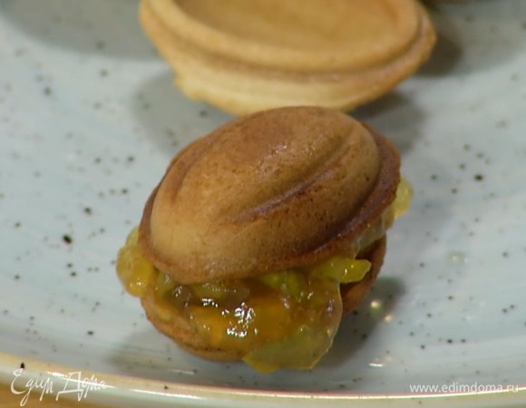 Часть печенья наполнить апельсиновым джемом, вложить внутрь фисташку и соединить половинки.