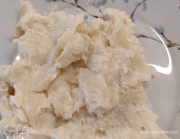 Для начала делаем заварку. Смешать молоко, воду и муку. Поставить сотейник на огонь и на среднем нагреве варим до загустения. Потом переложить заварку в другую посуду, накрыть пленкой, оставить остывать.