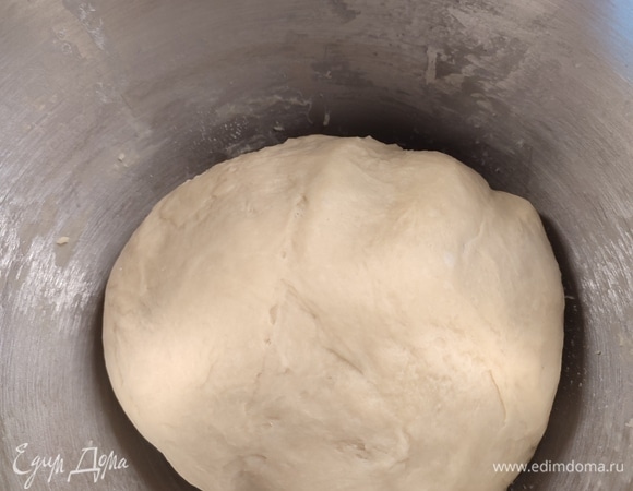 В теплом молоке растворить дрожжи. Добавить всю заварку, яйца, соль и сахар. Все хорошо перемешать. Постепенно ввести муку и вымесить тесто, добавить мягкое сливочное масло и вымесить все очень хорошо. У Татьяны в рецепте указано 430 г муки, но мне пришлось добавить еще около 100 г, так что смотрите по своей муке.