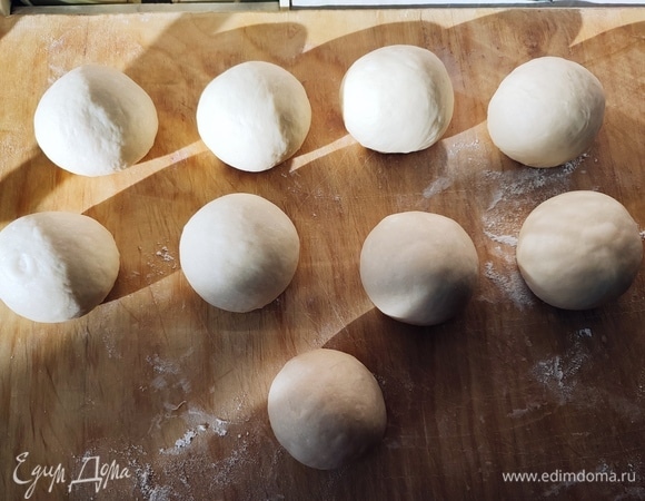 Разделить тесто на равные части, примерно по 110 г. У меня вышло 9 штук.