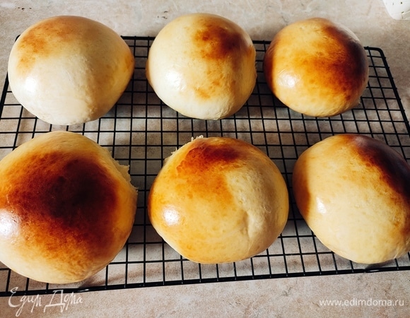 Готовые булочки остудить на решетке.