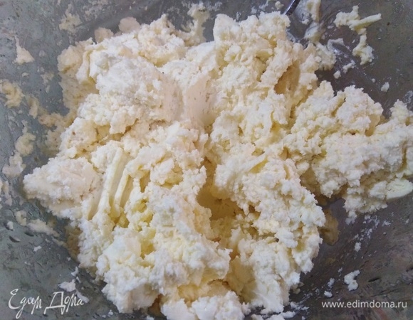 Размягченное сливочное масло размять.