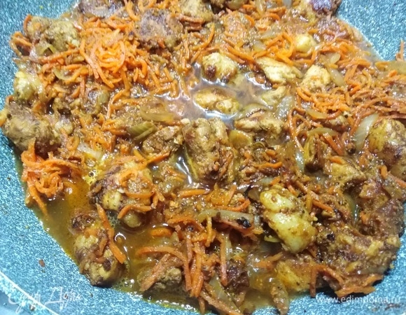 Влить стакан воды. Тушить на сильном огне 5–7 минут.