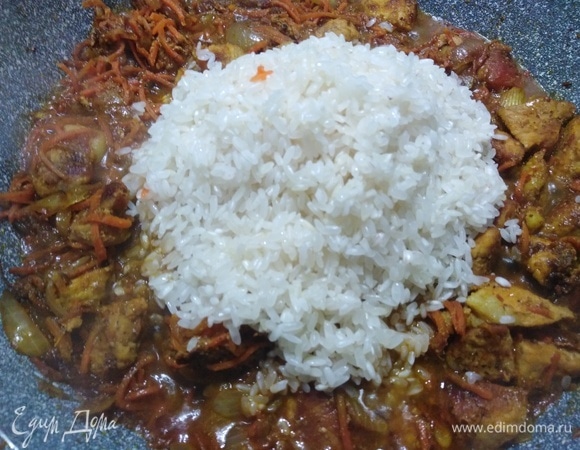 Всыпать промытый рис. Влить 3 стакана воды. Довести до кипения. Добавить соль. Накрыть крышкой. Огонь убавить до минимума.