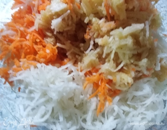 Натрите все ингредиенты на терке.