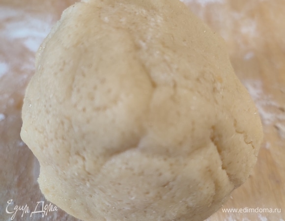 В муку быстро нарежьте холодное сливочное масло, добавьте желток, сахар и щепотку соли. Замесите тесто и сделайте из него шар. Положите тесто в пакет и уберите в холодильник на один час.