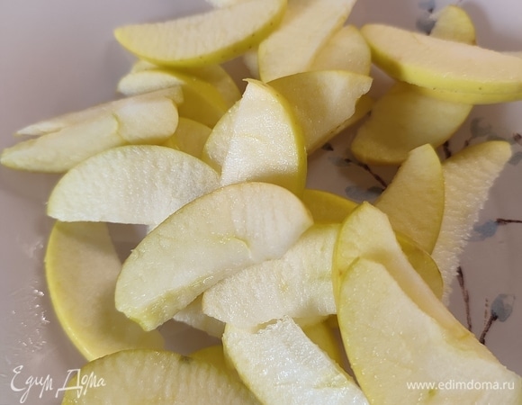 Яблоки вымойте, удалите сердцевину и нарежьте тонкими слайсами.