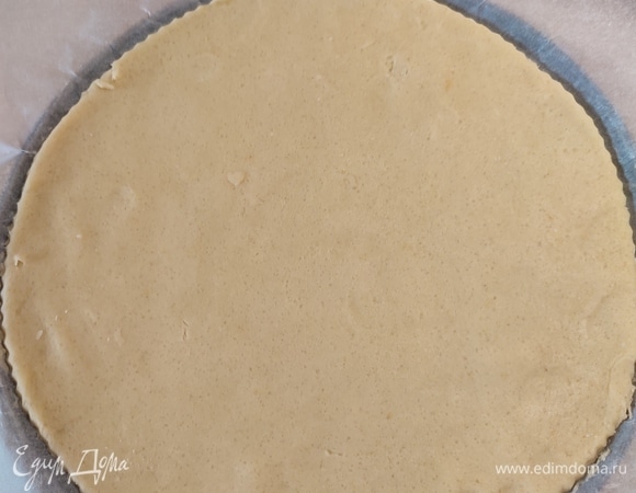 Достаньте тесто из холодильника (из этого количества получается два пирога по 24 см). Раскатайте каждую часть тонко в виде круга — примерно по 0,5 см толщиной. Затем перенесите тесто на форму, застеленную пергаментом.