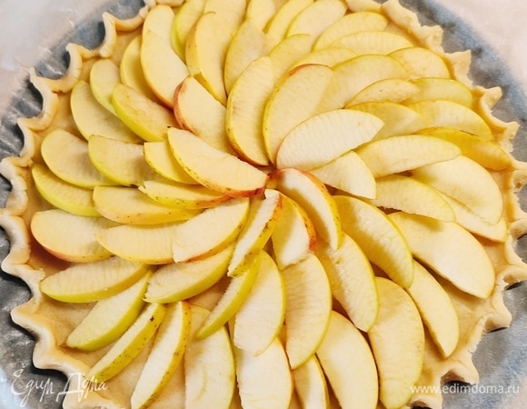 Сформируйте бортики, защипывая края теста. После этого разложите яблоки веером.