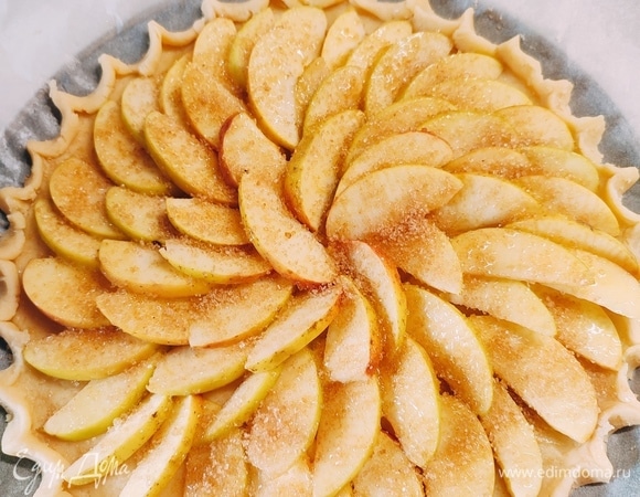 Смажьте пирог растопленным сливочным маслом, а после посыпьте сахаром. Выпекайте 30 минут при температуре 200°C.