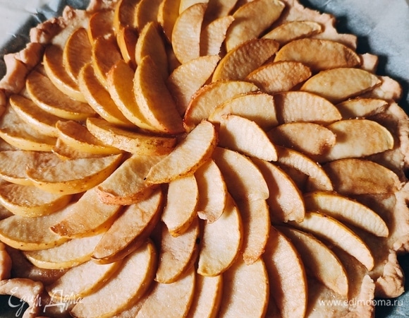 Готовому пирогу дайте полностью остыть, после чего переложите его на блюдо.