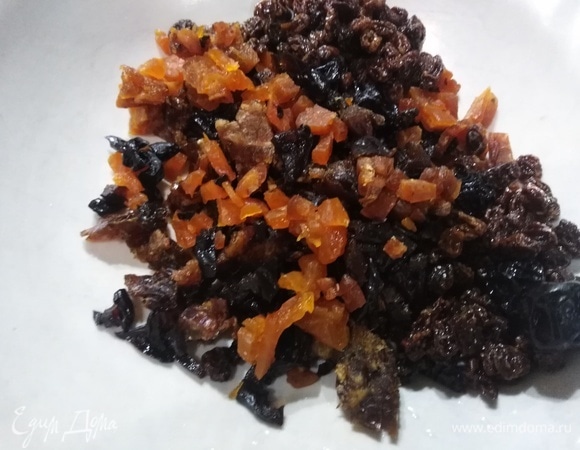 Мелко нарежьте финики, курагу и чернослив, добавьте изюм.