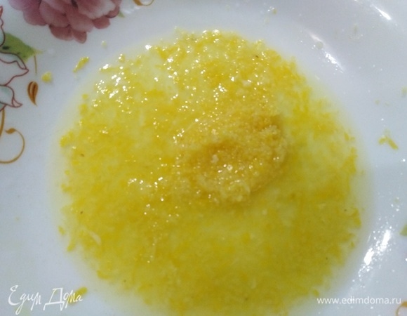 С лимона срежьте цедру, выжмите сок.