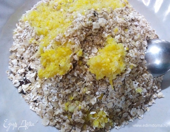 К сухофруктам добавьте овсяные хлопья, цедру и сок лимона, а затем растительное масло.