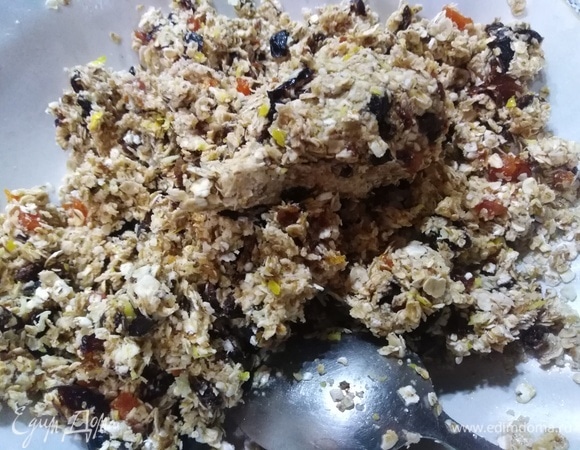 Получившуюся массу перемешайте — она должна хорошо слипаться при сжатии. 