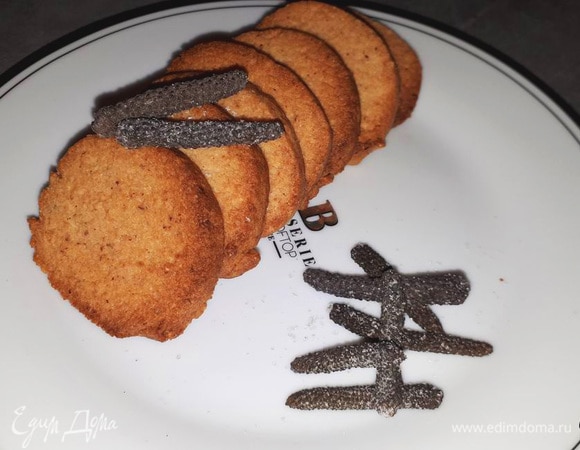 Нарежьте тесто на кружочки (примерно 5 мм) и выложите на противень. Выпекайте в разогретой до 180°C духовке 10 минут. Затем выньте печенье из духовки и дайте ему затвердеть.