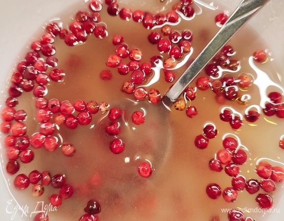 Смешайте все ингредиенты для маринада.