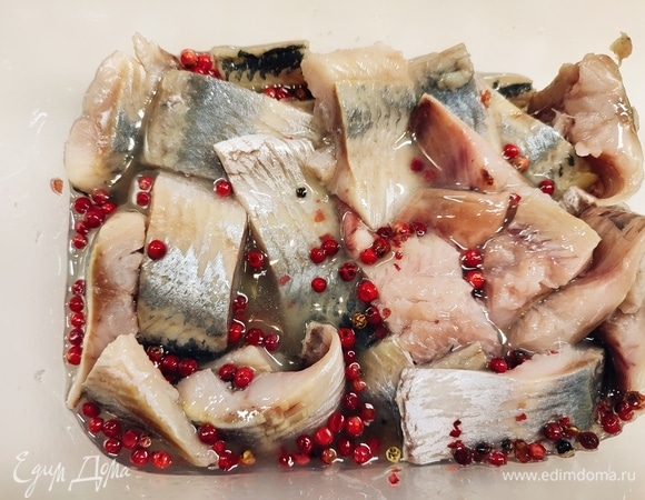 Залейте сельдь маринадом. Контейнер закройте крышкой и поставьте на ночь в холодильник. 