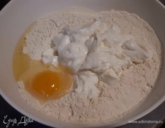 Просейте муку, добавьте яйцо и мацони.