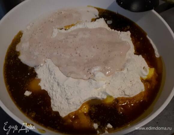 Влейте дрожжи и большую часть масла. Начните размешивать ложкой.