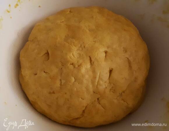 Влейте остаток масла и замесите тесто. Накройте его и оставьте подниматься на полтора часа.